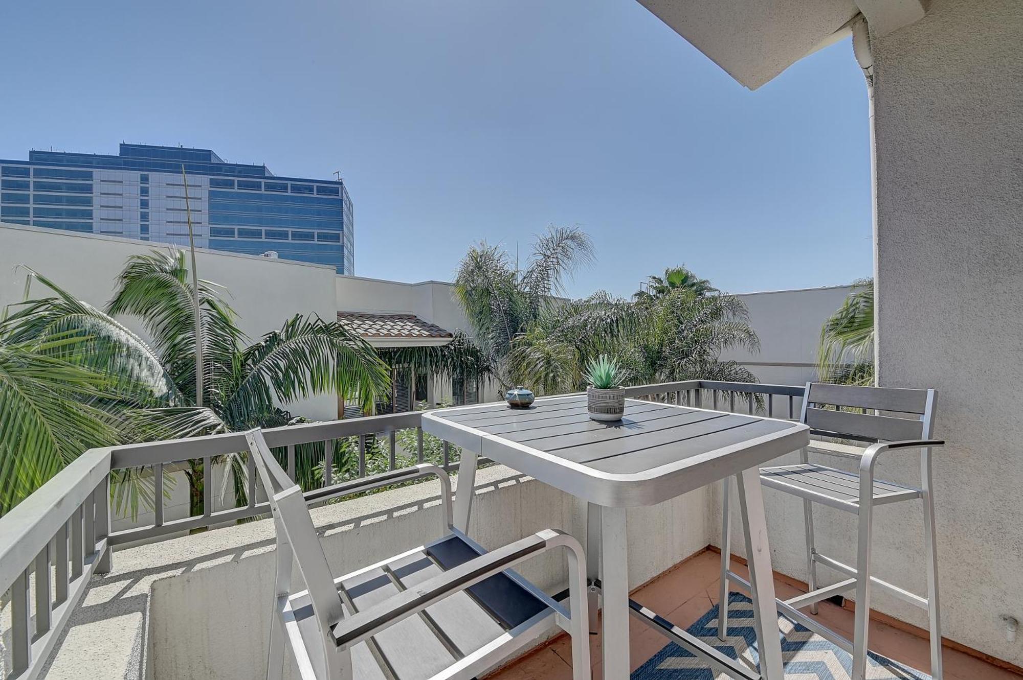 Penthouse One Bedroom Garden View Condo By Ucla Los Angeles Exterior photo